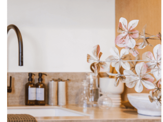 kitchen-sink-flowers Kitchen with sink & flowers